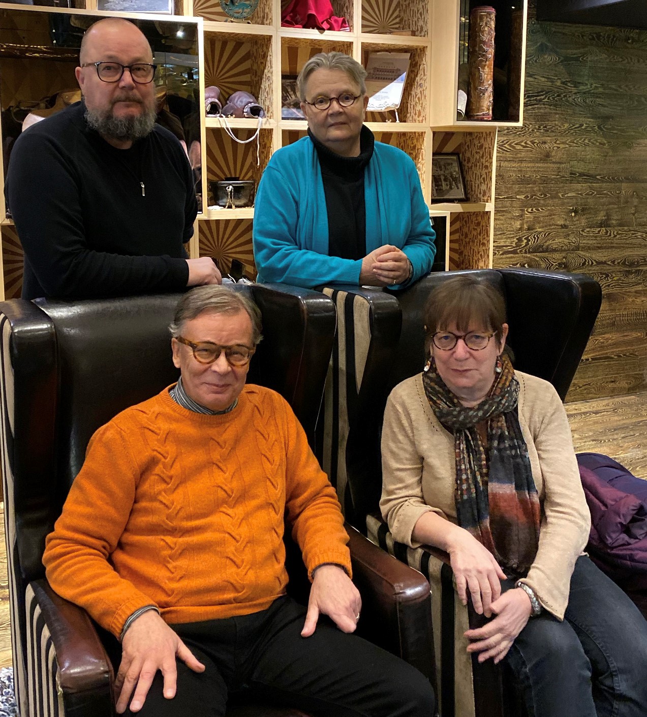 Perustajajäsenet Paasitornin aulassa 1.12.2019, edessä Jukka Suurmäki ja Gerd-Marie Backlund, takana Juha Wirekoski ja Anne Vitiä
